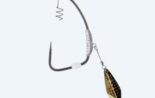 Gancio BKK Titan Diver Gold, progettato con un sistema innovativo che include una spirale per il fissaggio sicuro dell'esca e una paletta rotante in oro. Questo gancio è ideale per esche rigide e morbide, perfetto per attrarre grandi predatori come black bass e luccio grazie al movimento e alle vibrazioni naturali generate dalla paletta.